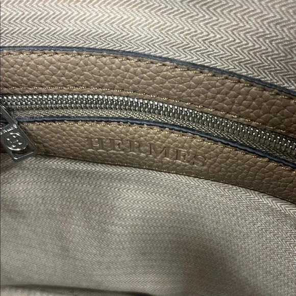 Elegant Brown Leather Handbag - Picture 4 of 4